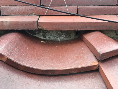 た漆喰と瓦止め工事の施工前の様子