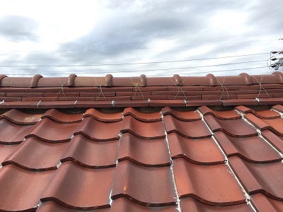 た漆喰と瓦止め工事の施工前の様子