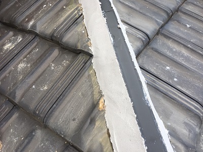 台風被害に遭われたお宅の棟の組み直し工事の垂木を設置した様子