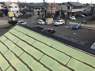 棟板金の下地の貫板を交換する様子