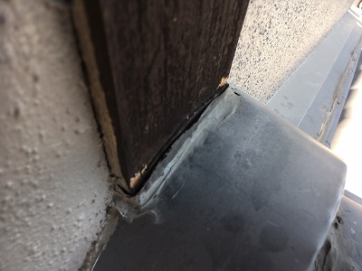 コーキングがやせて隙間のある板金
