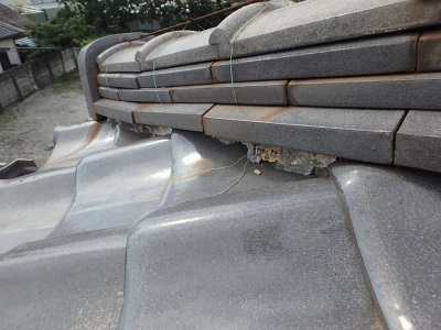 台風により破損した軒天、屋根棟漆喰の劣化の様子