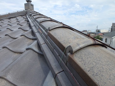 台風により破損した軒天、屋根棟漆喰の劣化の様子