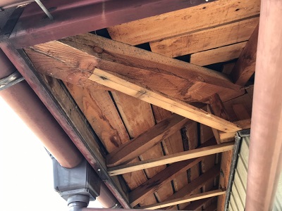 軒天、屋根棟漆喰の施工中の様子