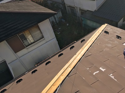 台風被害による棟包み板金の交換工事の施工前の様子