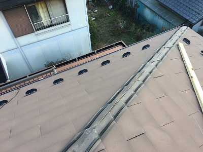 台風被害による棟包み板金の交換工事の撤去の様子