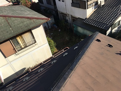 台風被害による棟包み板金の交換工事の墨出しの様子