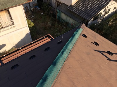 台風被害による棟包み板金の交換工事の防水シートの様子