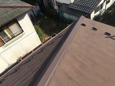 台風被害による棟包み板金の交換工事の完工の様子