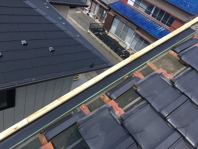 平板瓦のケラバ修繕工事施工中の様子