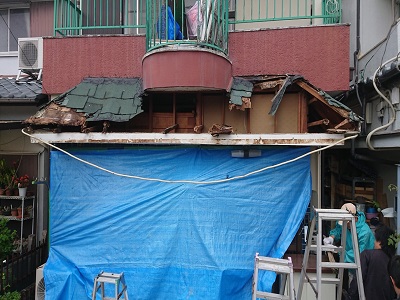 サイディング貼り工事の外壁解体の様子