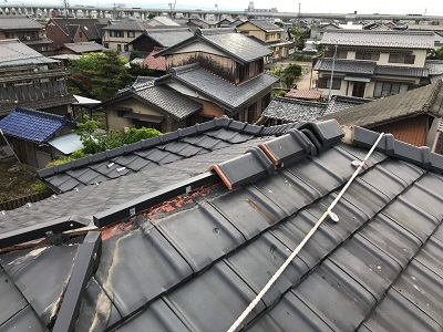 瓦の飛散したお宅の棟の組み換え工事施工中の様子