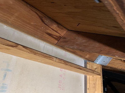 雨漏り痕がある小屋裏