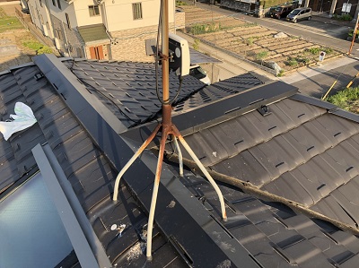 アンテナに鳥がとまりにくる屋根