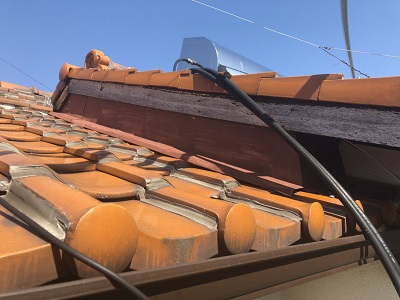 劣化した破風板の塗装工事の下準備の様子