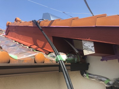 劣化した破風板の塗装工事の下塗りの様子