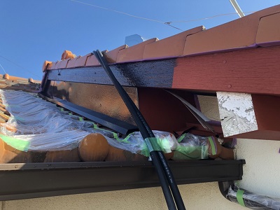 劣化した破風板の塗装工事の上塗りの様子