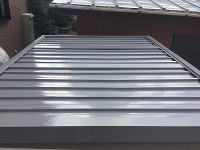 金属材の倉庫屋根の塗装工事の完工の様子