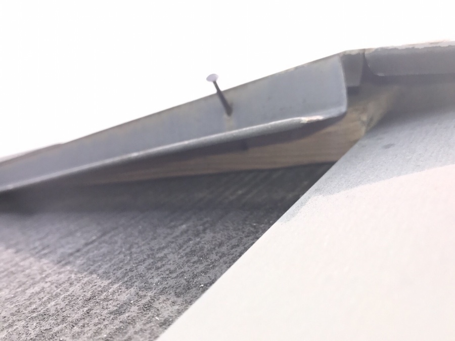 屋根釘出ている