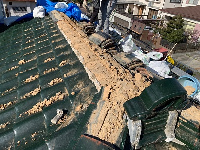 台風被害によって屋根修繕の棟の組み替え工事の様子