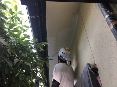 木部の下塗り作業中