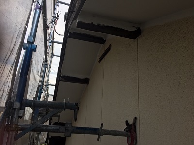 和瓦屋根の切妻型の軒裏の木部