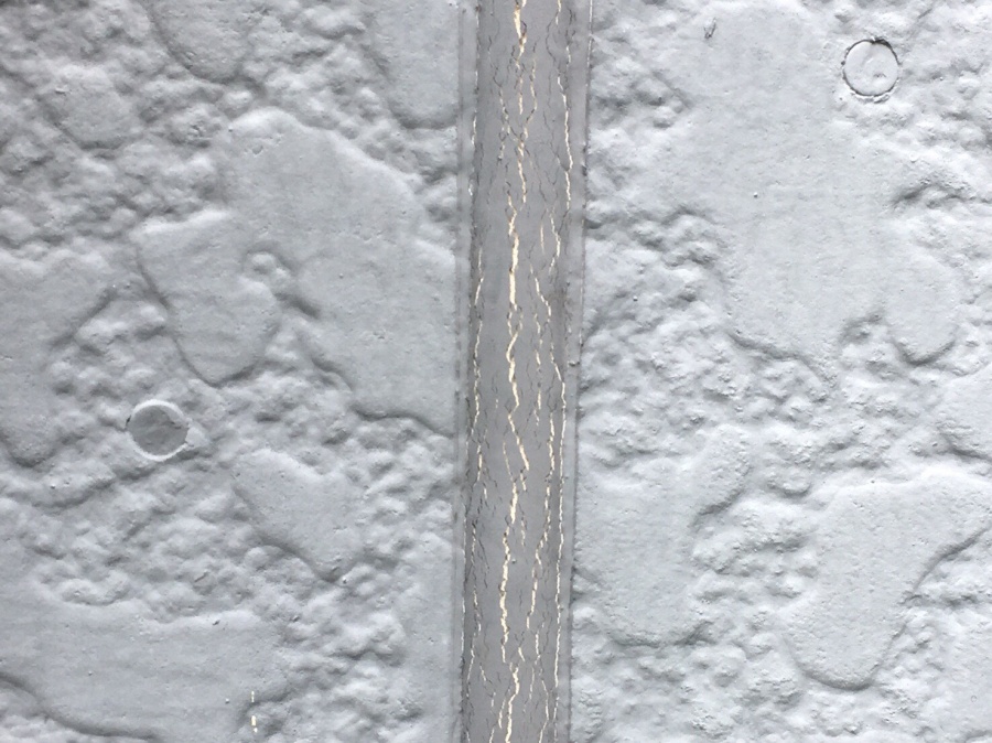 劣化で目地のヒビ割れ