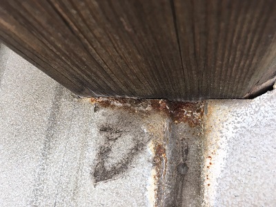 錆びてしまったトタン壁