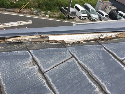 貫板交換工事前の板金が外れてしまっている様子