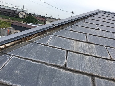 貫板交換工事前の板金が外れてしまっている様子