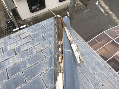 貫板交換工事前の板金が外れてしまっている様子