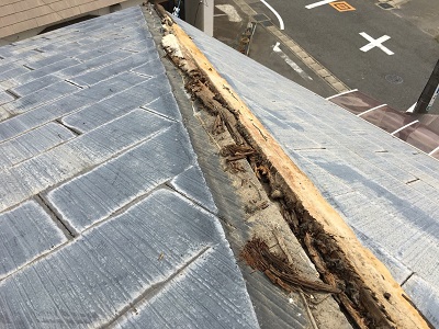 貫板交換工事の板金を取り外している様子