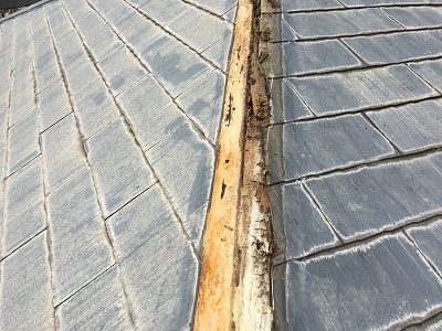 貫板交換工事の板金を取り外している様子