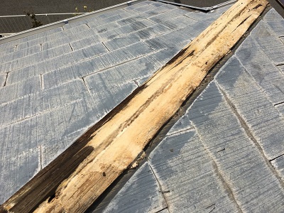 貫板交換工事の板金を取り外している様子