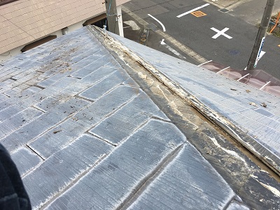 貫板交換工事の板金を取り外している様子