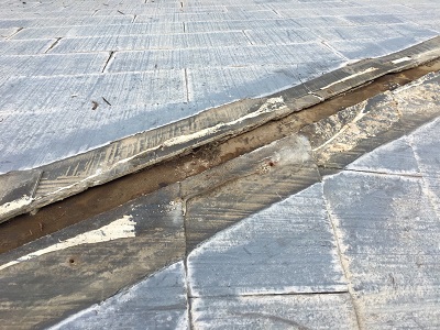 貫板交換工事の板金を取り外している様子