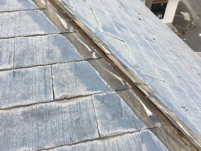 貫板交換工事の板金を取り外している様子