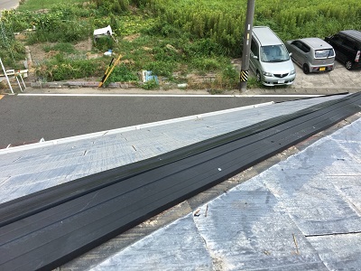 貫板交換工事の樹脂製の貫板を新設した様子