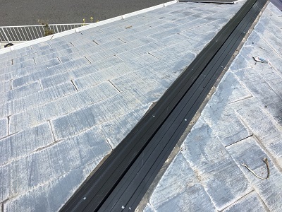 貫板交換工事の樹脂製の貫板を新設した様子