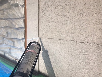 外壁塗装工事の外壁材のひび割れ補修の様子