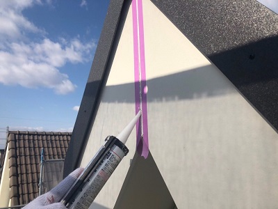 外壁塗装工事の外壁材のひび割れ補修の様子