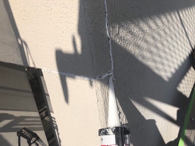 外壁塗装工事の外壁材のひび割れ補修の様子