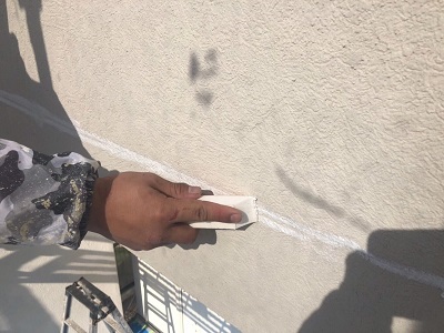 外壁塗装工事の外壁材のひび割れ補修の様子