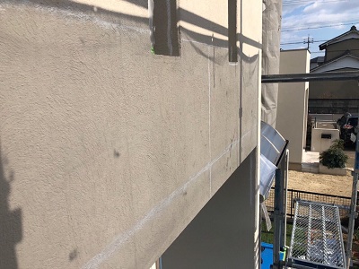 外壁塗装工事の外壁材のひび割れ補修の様子