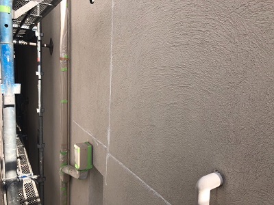 外壁塗装工事の外壁材のひび割れ補修の様子