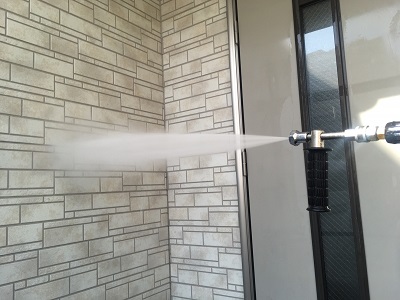 外壁塗装工事の外壁洗浄の様子