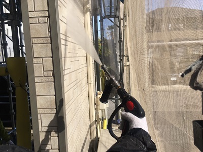 外壁塗装工事の外壁洗浄の様子