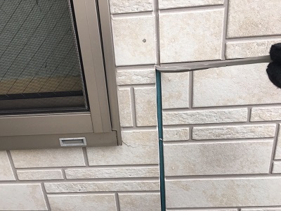 外壁塗装工事のシーリング作業の様子