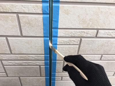 外壁塗装工事のシーリング作業の様子