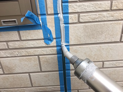 外壁塗装工事のシーリング作業の様子